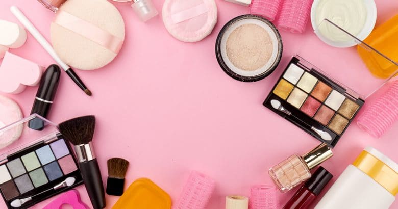 maquiagem vegana beauty spa feminine concept cosmeticos para maquiagem diferentes para maquiagem e cosmeticos sobre fundo rosa liso vista do topo acima