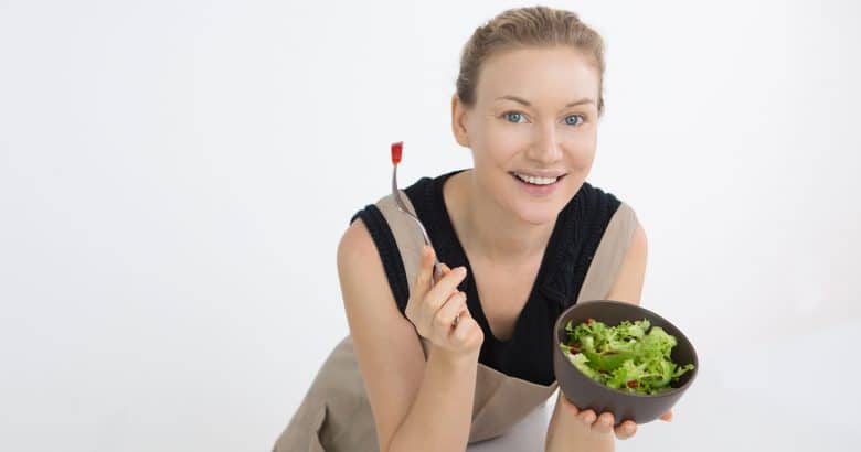 Como tornar-se Vegano | Linda mulher bonita observando sua figura