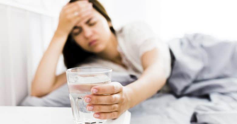 doenças relacionadas a agrotóxicos | Mulher, com, dor de cabeça, copo levando, de, água