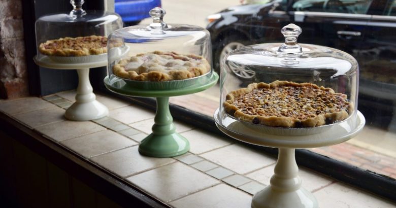 vitrine com tortas para o consumidor vegano