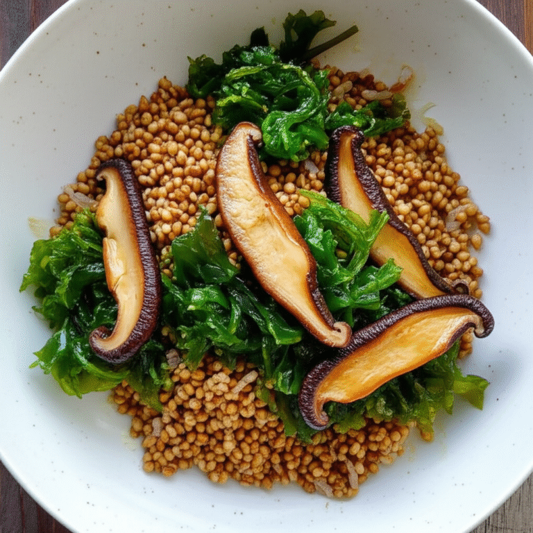 Prato de comida vegana com cogumelos shiitake e algas marinhas, representando fontes de umami.